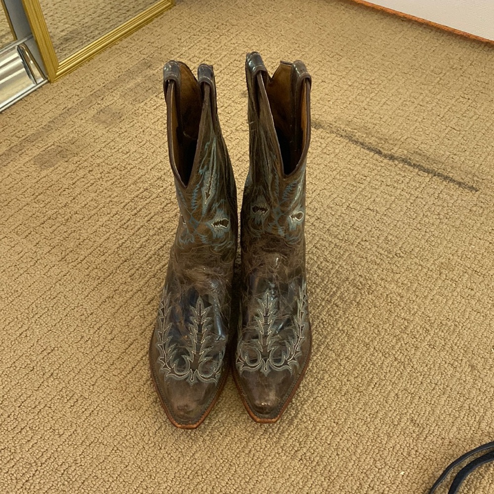 Justin Boots with distressed Chocolate Puma Fancy Stitch Foot and pointed toe